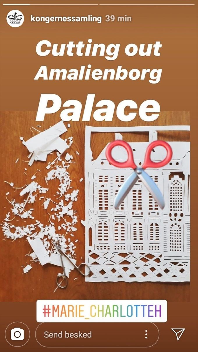 I gang med et papirklip af Amalienborg. Her vist på Kongernes Samlings Instagram-Story, oktober 2019